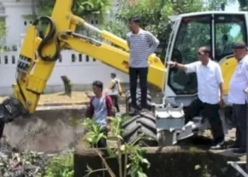 Satgas Dinas PU Makassar dan Kelurahan Paropo Bersatu Lawan Sampah, Keruk Saluran Sekunder di Perumahan Azalea
