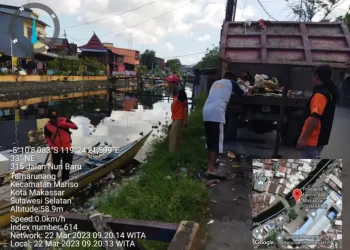 Satgas Drainase Dinas PU Makassar Lakukan Pembersihan Sampah di Kanal Jongaya Hilir