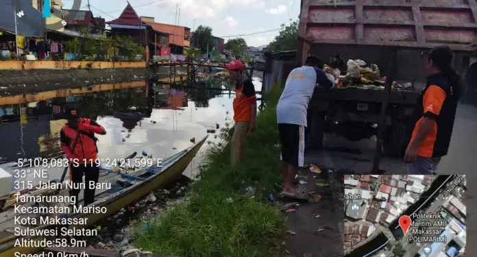 Satgas Drainase Dinas PU Makassar Lakukan Pembersihan Sampah di Kanal Jongaya Hilir