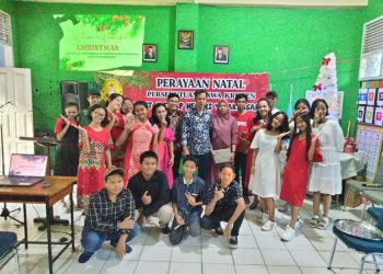 Jalin Silaturahmi, Perayaan Natal di SMPN 4 Makassar Bagi-Bagi Doorprise