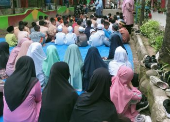 Kompak Bersama, Siswa SD Inpres Pannampu II dan III Sholat Berjamaah di Lapangan