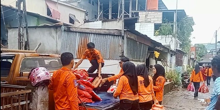 Bentuk Perhatian Pemerintah, BPBD Makassar Salurkan Bantuan Darurat Logistik ke Korban Kebakaran