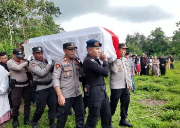 Kapolres Bulukumba Ikut Usung Jenazah Anggota Polri Ke Pemakaman