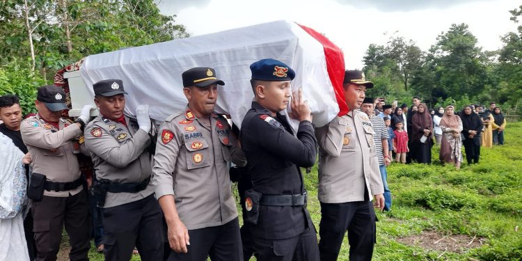 Kapolres Bulukumba Ikut Usung Jenazah Anggota Polri Ke Pemakaman