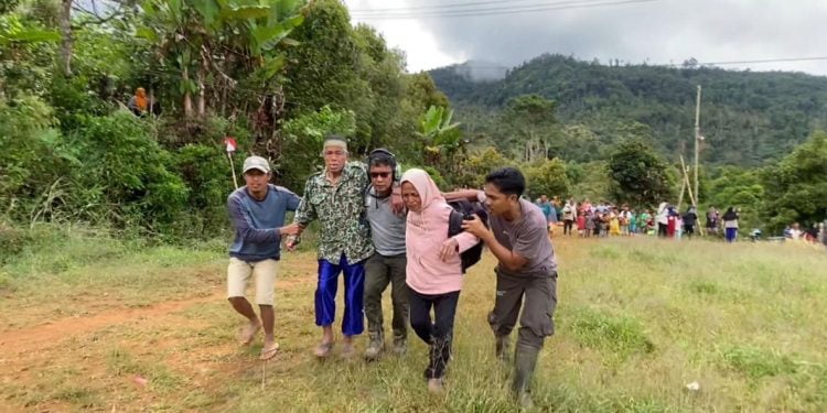 Pantau Pengiriman Logistik Didaerah Bencana, Kapolda Sulsel Berhasil Evakuasi Ibu Hamil Di Kawasan Pegunungan Latimojong