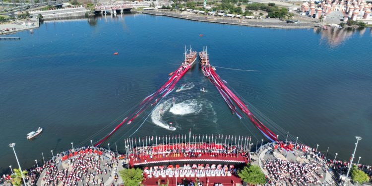 Atraksi Megah Upacara HUT RI di Makassar 7.900 Meter Bendera Merah Putih Membentang di Pantai Losari