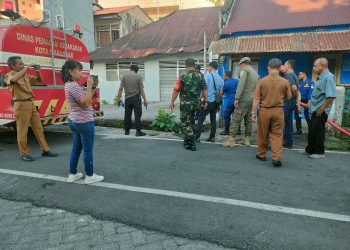 Keresahan Soal Bau Tak Sedap, Warga Pisang Selatan Saksikan Damkar Menyemprot Air Dari Saluran Toko Alkes Intraco