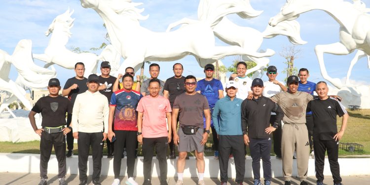 Kapolda Sulsel dan Ustadz Das’ad Latif Ajak Masyarakat Ciptakan Keamanan dan Ketertiban Lewat Jalan Santai bersama di CPI Makassar