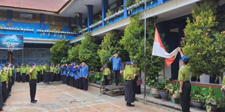 Tekankan Disiplin, SMPN 4 Makassar Gelar Upacara Bersama