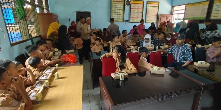 Bersama Jajarannya, Kapolres Palopo Pantau Jalannya Pemberian Makan Bergizi di SLBN
