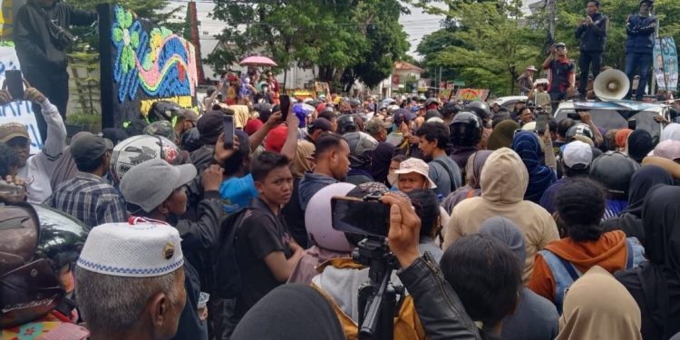 Tuntut Hak, Ratusan Warga Bitoa Serbu Kantor Polrestabes Makassar
