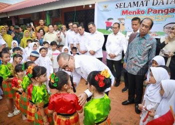 Menko Zulkifli Hasan Sampaikan Pesan Presiden Prabowo saat Kunker di Makassar, Pastikan Gizi Anak Terpenuhi