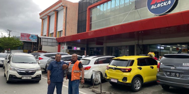 Perumda Parkir Makassar : Jukir di Toko Alaska Sudah Dilengkapi Identitas Resmi