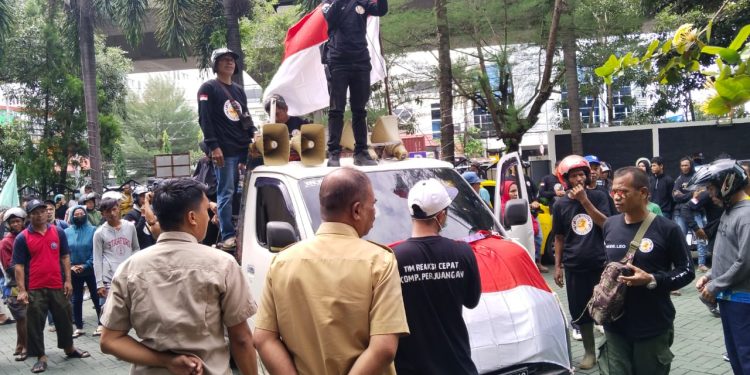 Membawa Spanduk, Warga Bitoa Geruduk Kantor Kecamatan Manggala