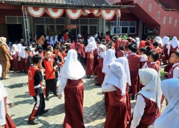 Jaga Kesehatan Siswa, SDI Unggulan Toddopuli Gelar Minum Susu Ini
