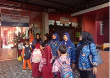 Jemput Siswa di Gerbang, Ini Rutinitas SDI Unggulan Toddupuli