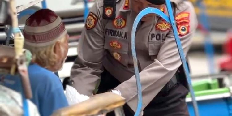 Peduli Kemanusiaan, Polres Pelabuhan Bagikan Sembako di Tengah Patroli Jalan