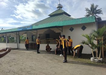 Jelang Peringatan Isra Mi’raj dan Ramadhan Jajaran Polres Bulukumba Bersihkan Masjid