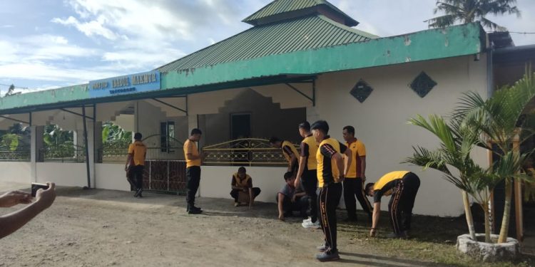 Jelang Peringatan Isra Mi’raj dan Ramadhan Jajaran Polres Bulukumba Bersihkan Masjid