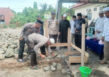 Berlangsung Khidmat, Kapolres Palopo Secara Simbolis Peletakan Batu Pertama di Musholla Polsek Wara
