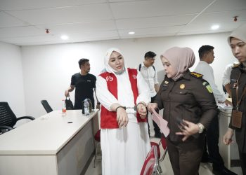 Tangan di Borgol, JPU Kejati Sulsel Terima 3 Tersangka Skincare  Merkuri dari Penyidik Polda