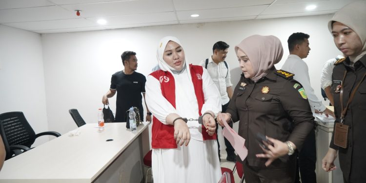 Tangan di Borgol, JPU Kejati Sulsel Terima 3 Tersangka Skincare Merkuri dari Penyidik Polda