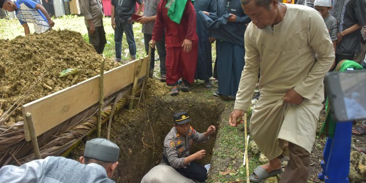 Polres Bulukumba Gelar Upacara Pemakaman Almarhum Aiptu Patta Azis