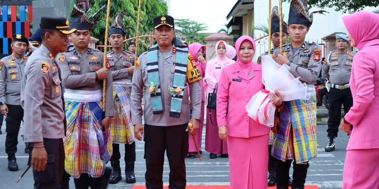 Di Sambut Tarian Adat, Kapolda Sulsel  dan Rombongan Kunker ke Polres Palopo