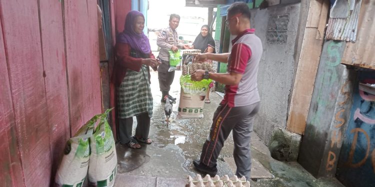 Jumat Berbagi, Polsek Ujung Bulu Bagikan Sembako kepada Warga Kurang Mampu