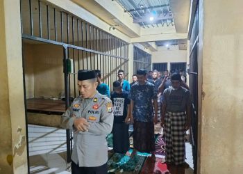Sholat Berjamaah, Polisi Ini Jadi Imam Dalam Penjara Polres Bulukumba