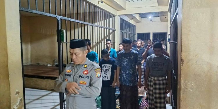 Sholat Berjamaah, Polisi Ini Jadi Imam Dalam Penjara Polres Bulukumba