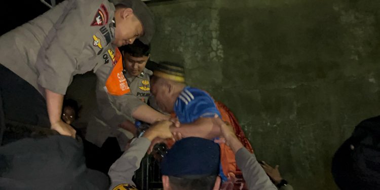 Tim SAR Batalyon A Pelopor Brimob Polda Sulsel Evakuasi Warga Terdampak Banjir di Makassar