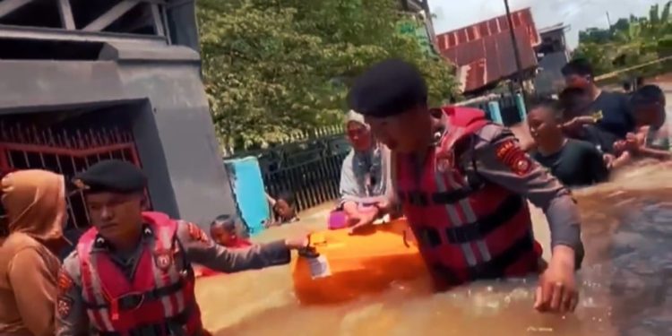 Polri Gerak Cepat Evakuasi Warga Terdampak Banjir di Makassar dan Maros