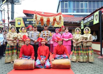 Disambut Acara Adat, Kapolda Sulsel Kunjungi Polres Pelabuhan Makassar