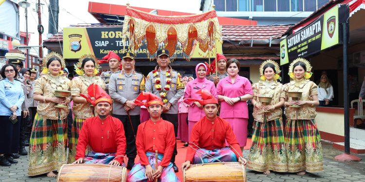 Disambut Acara Adat, Kapolda Sulsel Kunjungi Polres Pelabuhan Makassar
