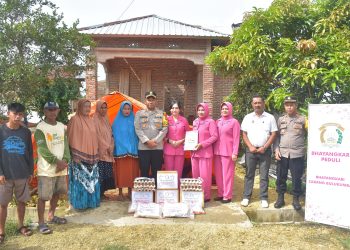 Kapolres Bulukumba Kunjungi Korban Anging Puting Beliung dan Salurkan Bantuan