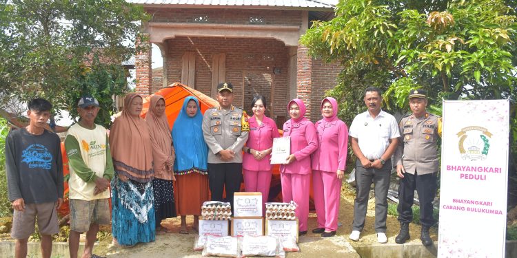 Kapolres Bulukumba Kunjungi Korban Anging Puting Beliung dan Salurkan Bantuan
