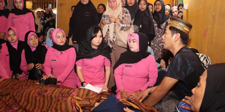 Turut Berduka, Kapolres Bulukumba Melayat Atas Meninggalnya Istri Salah Satu Anggota