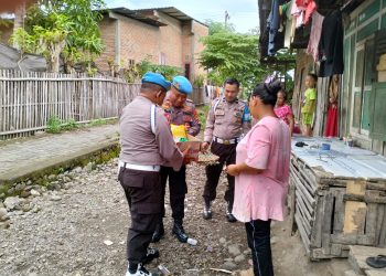 Momen Propam Polres Bulukumba Serahkan Bantuan Sembako ke Warga Kurang Mampu