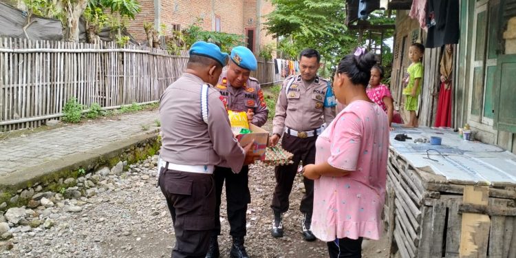 Momen Propam Polres Bulukumba Serahkan Bantuan Sembako ke Warga Kurang Mampu
