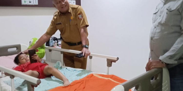 Dirawat di RS Sandi Karsa, Ratasya Dapat Jengukan Dari Kepala BKPSDMD Pemkot Makassar