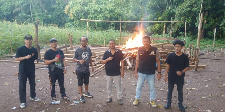 Personel Polsek Kajang Bakar Gelanggang Sabung Ayam di Desa Bonto Baji