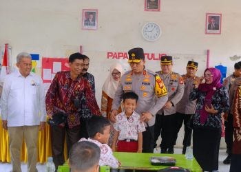 Kapolda Sulsel Tinjau Pembagian Makan Gratis Bergizi di SDN 96 Simpursia Kab. Wajo