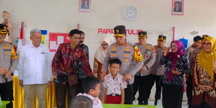 Kapolda Sulsel Tinjau Pembagian Makan Gratis Bergizi di SDN 96 Simpursia Kab. Wajo