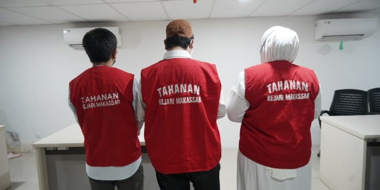 Sidang Perdana, Tiga Owner Skincare Pakai Rompi Merah Tua