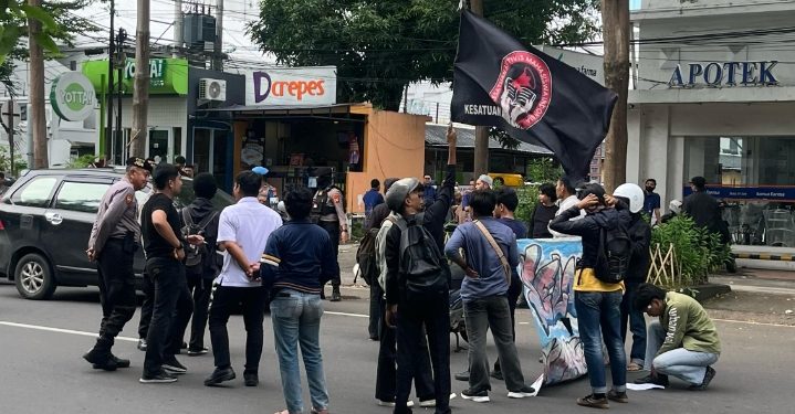 Diduga Melanggar, DPP KAMI Unras di Depan Klinik Kimia Farma Makassar