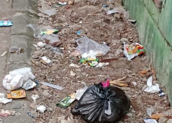 Warga Keluhkan Tumpukan Sampah dan Pasir di Drainese Kelurahan Ini