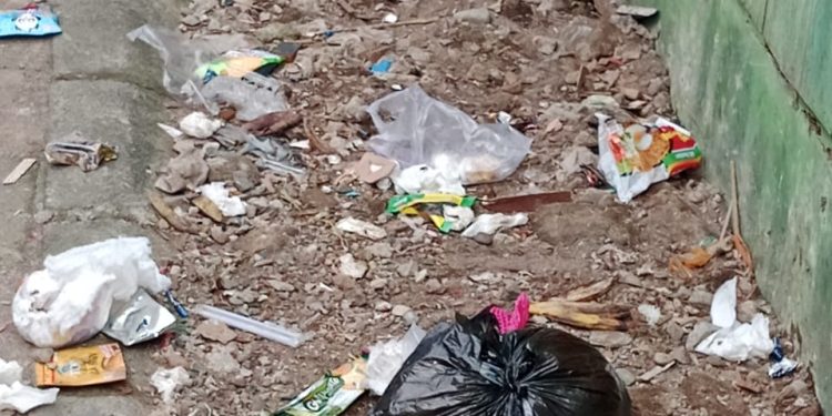 Warga Keluhkan Tumpukan Sampah dan Pasir di Drainese Kelurahan Ini