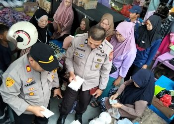 Kapolsek Bulukumpa Monitoring Harga dan Ketersediaan Sembako di Pasar Rakyat Tanete