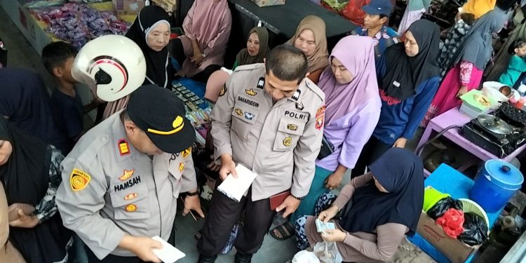 Kapolsek Bulukumpa Monitoring Harga dan Ketersediaan Sembako di Pasar Rakyat Tanete